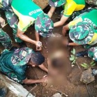 Prajurit Zeni AD saat mengevakuasi korban yang tertimbun tanah akibat gempa.